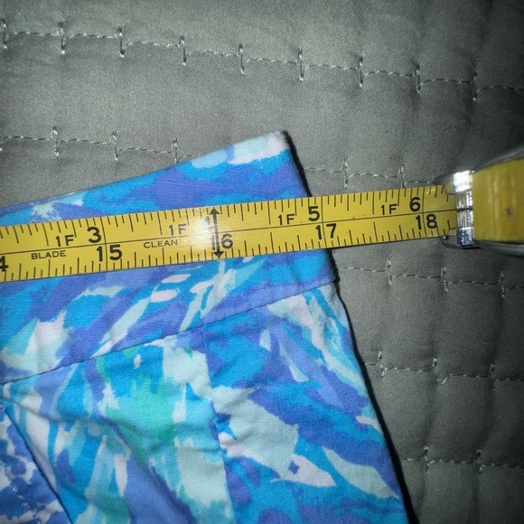 Lilly Pulitzer blue Haven, buttercup stretch shorts. Size 6. VGUC - Picture 4 of 11
